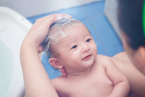 Thời điểm nào không nên tắm cho bé trong đợt rét đậm kỷ lục hiện nay
